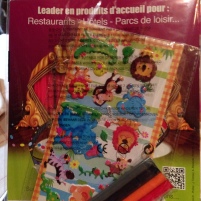 ecco il regalino: stickers, matitine colorate e un album da colorare